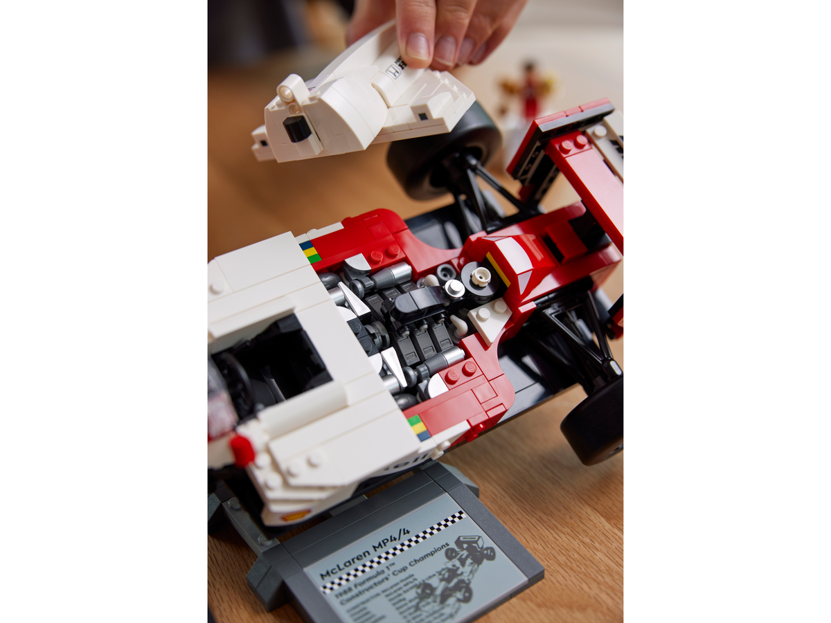 LEGO Icons 10330 McLaren MP4/4 & Ayrton Senna-4