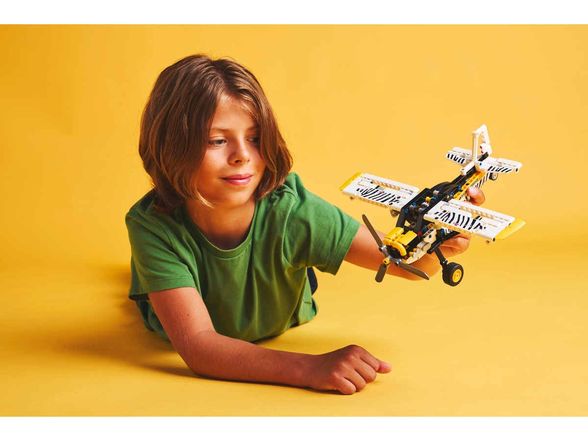 LEGO Technic 42198 Bush Plane-6