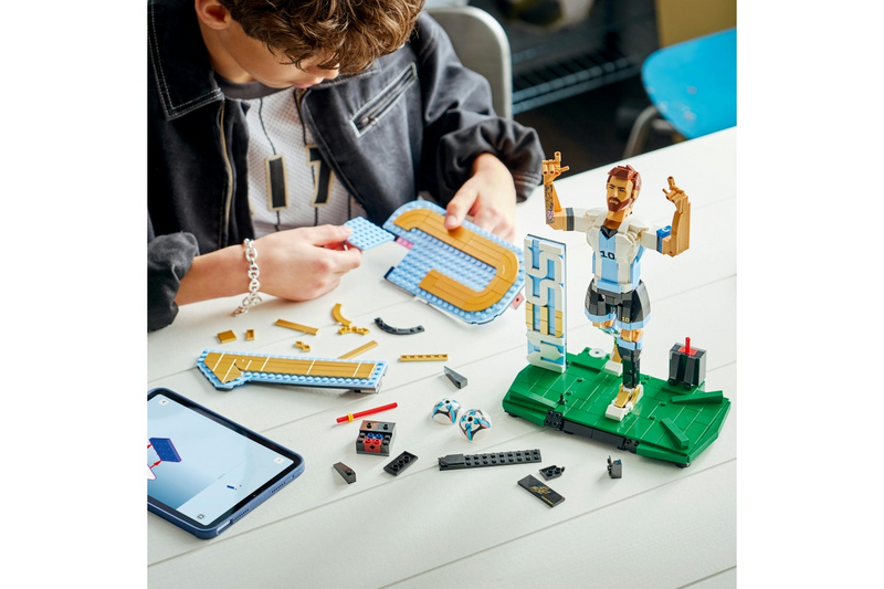 LEGO Special Editions 43015 Lionel Messi – Soccer Legend-4
