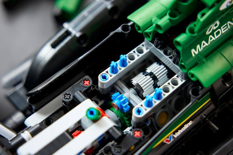 LEGO Technic 42240 Aston Martin Aramco AMR25 F1 Car-6